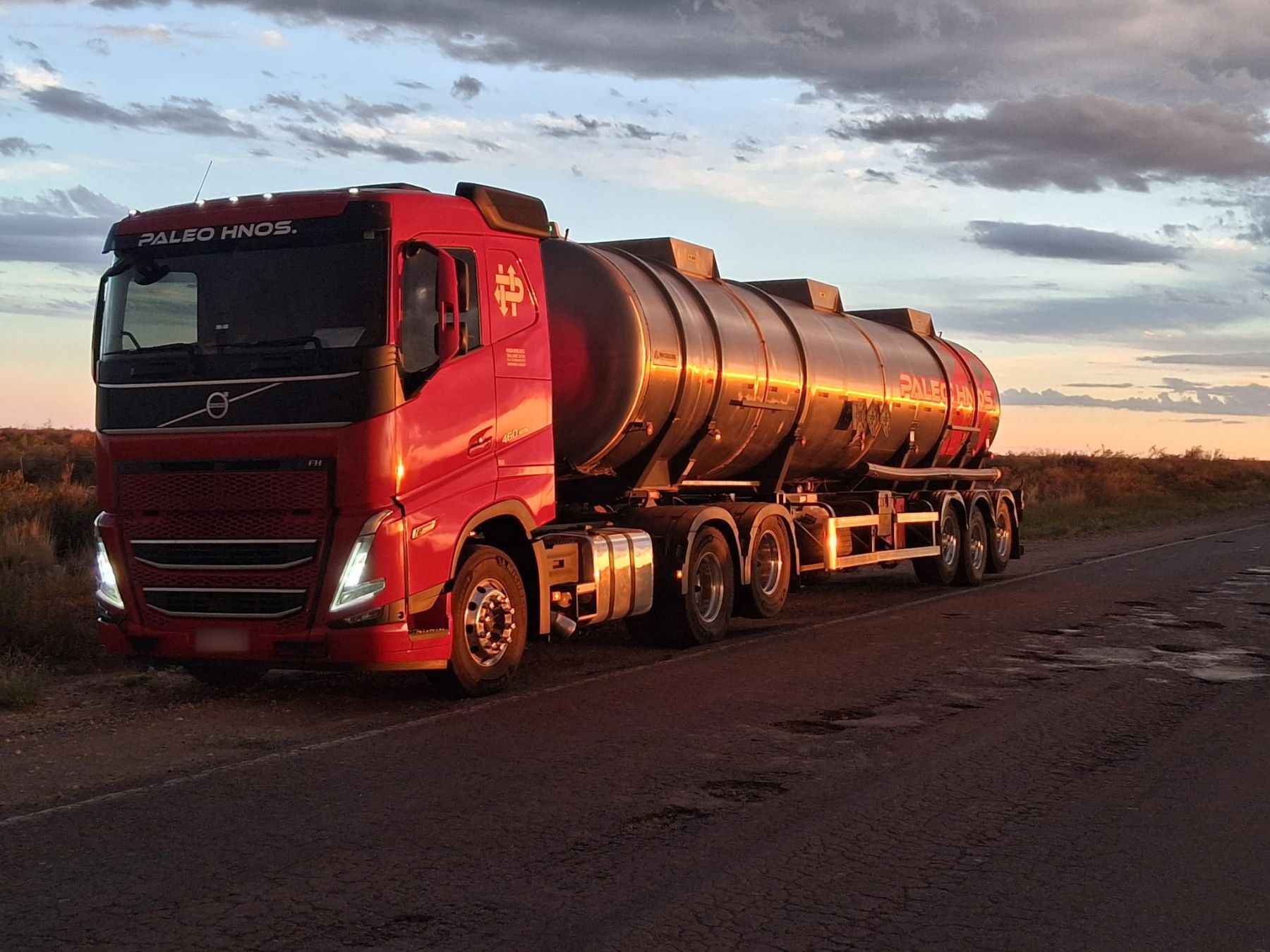 Camión de PALEO Hnos. al atardecer en la ruta